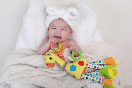 儋州四个月宝宝揉眼睛